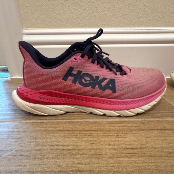 Hoka Shoes - WOMENS HOKA MACH 5 size 7.5